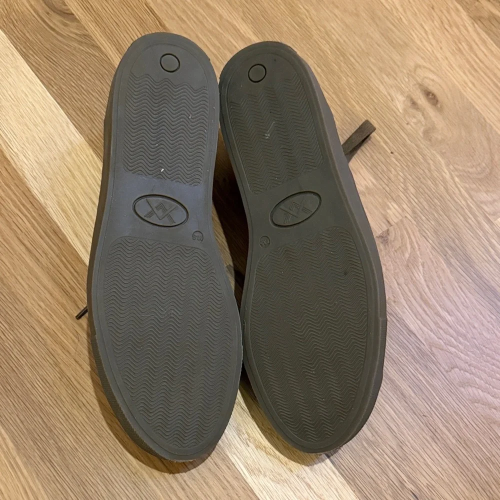 Stylish Olive Women's Sneakers - Picture 3 of 5